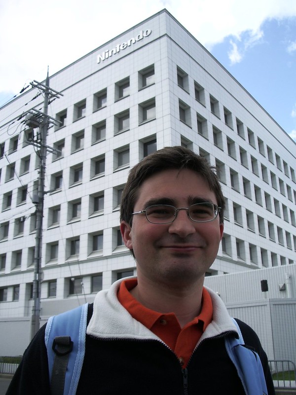 Junto al edificio de Nintendo Kyoto