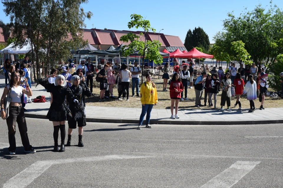 Gente viendo el escenario principal