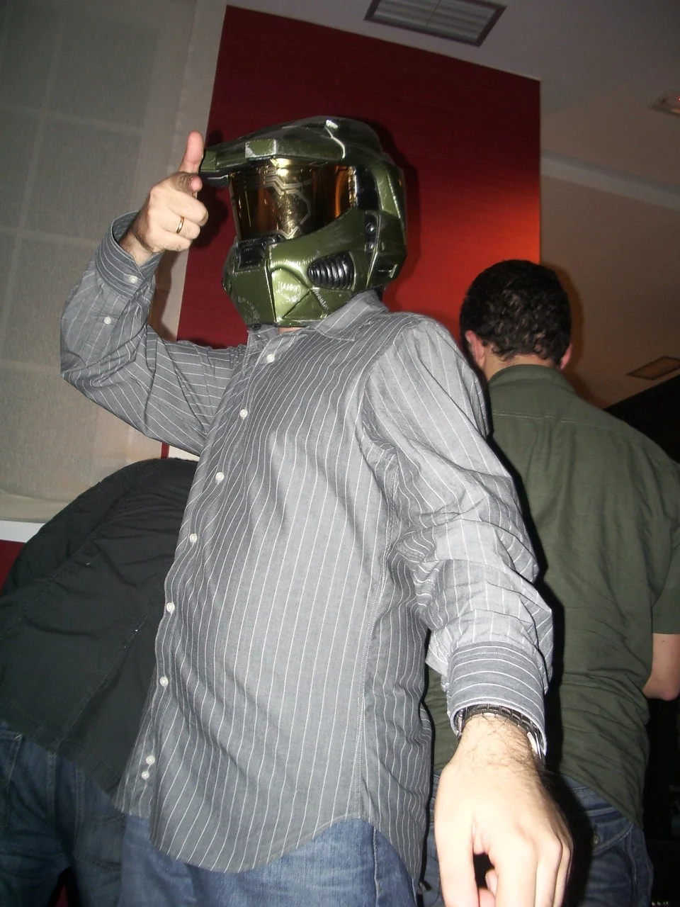 Haciendo el gañán con el casco del Jefe Maestro